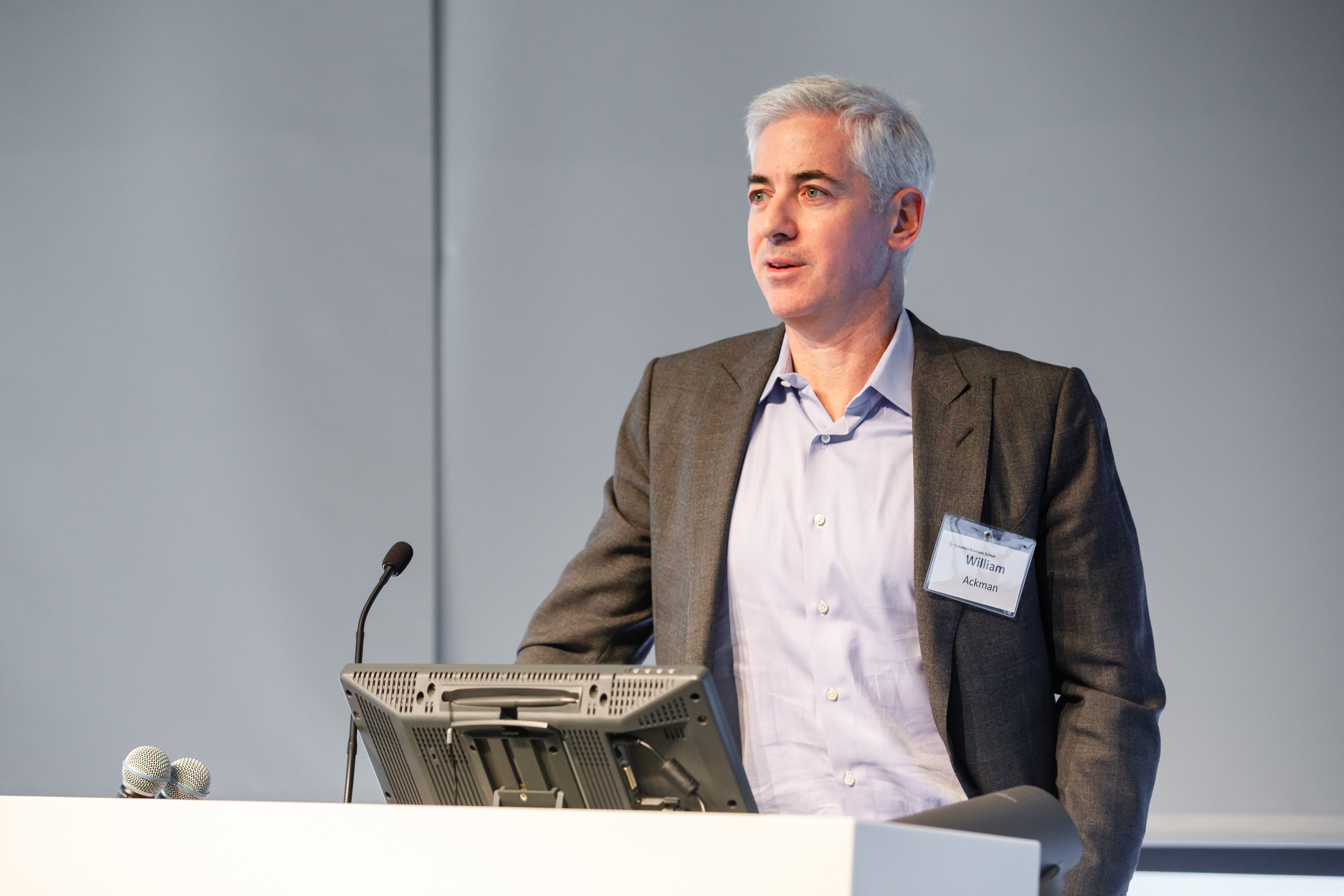 Bill Ackman welcomes the audience to the 2022 Pershing Square Challenge 