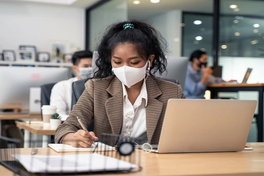 worker computer with mask