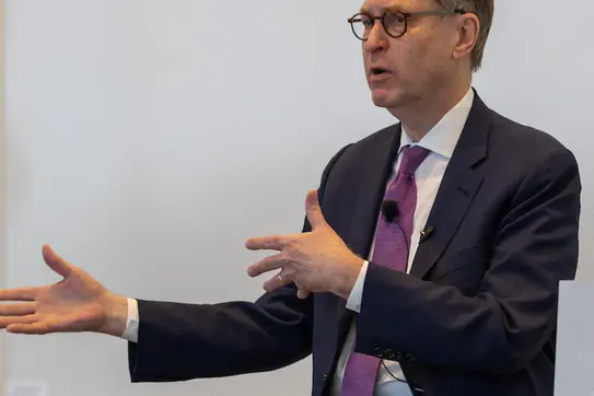 Photo Image of Glenn Hubbard