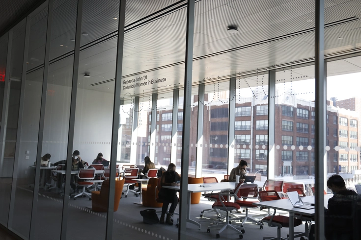 Students studying in Kravis Hall quiet lounge